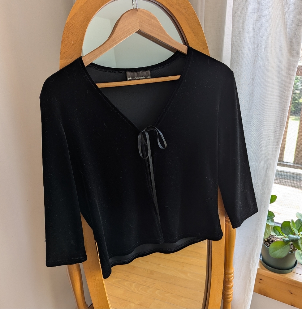 🌼 Vintage - Black velvet top with front tie